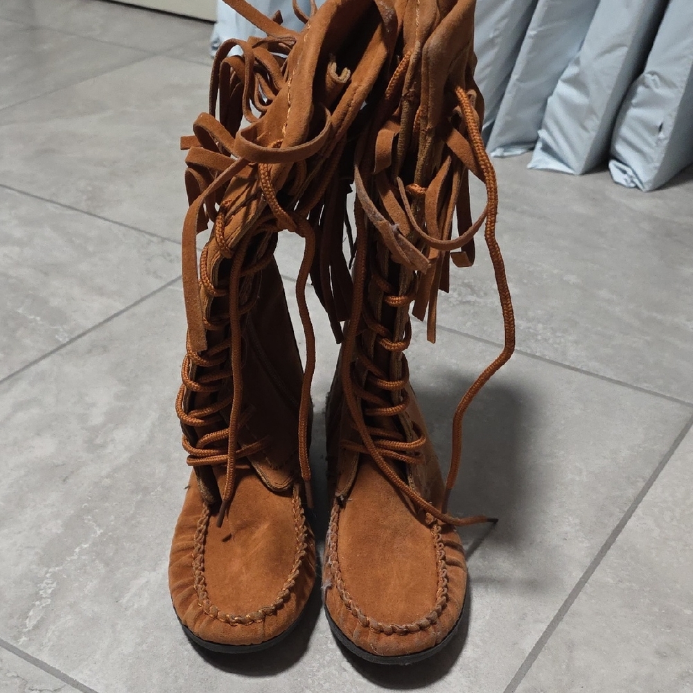 Minnetonka Women's Tan Lace-Up Fringe Boots